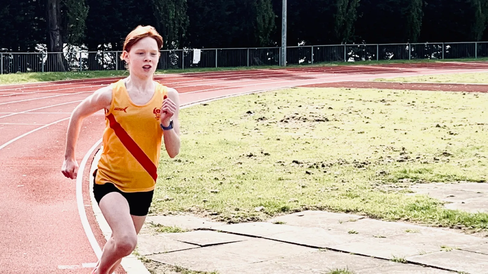 SpeedPro athlete Beatrice Eminson running the bend in her club vest