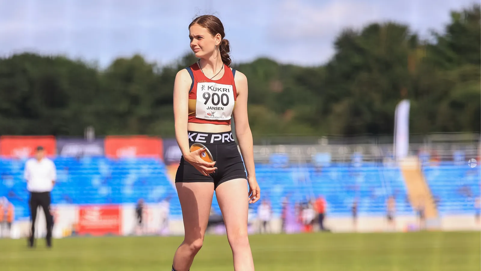 SpeedPro athlete Neva Jansen holding her discus before a throw