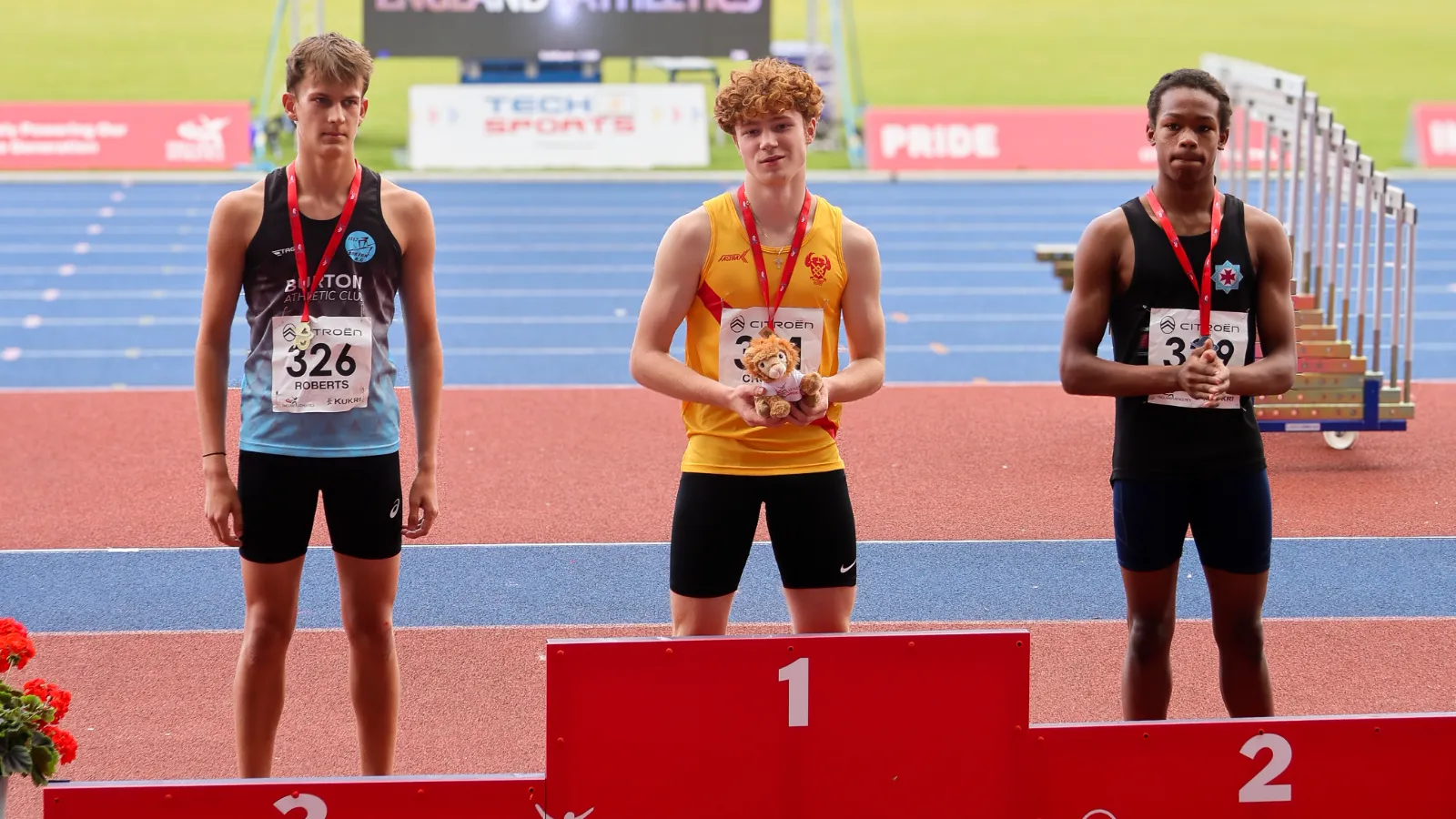 Tommaso Crosara on top of the podium after winning the U15 300m national title